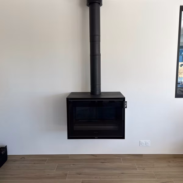 Installation de poêle à bois suspendu par L'Artisan du feupoêle à bois suspendu