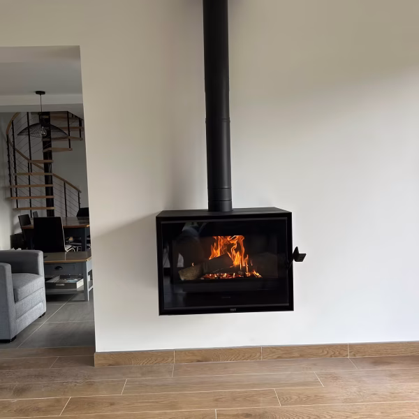 Installation de poêle à bois suspendu par L'Artisan du feupoêle à bois suspendu